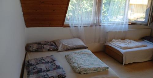 a room with two beds and a window at Balatoni nyaraló Badacsony in Badacsonytomaj