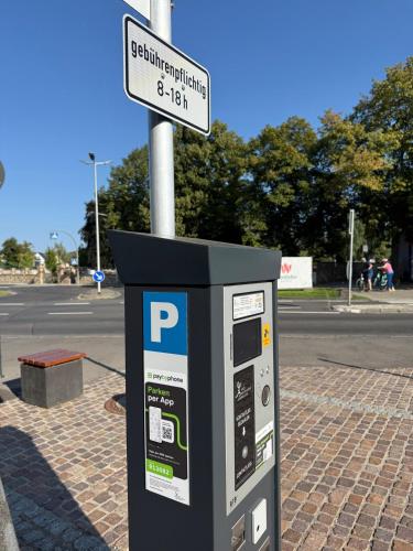 a parking meter on the side of a street at Zentrale FeWo mit Terrasse und Weinbergblick in Bad Neuenahr-Ahrweiler