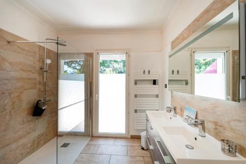 TarnosにあるAu coeur des Pinsの洗面台とシャワー付きのバスルーム