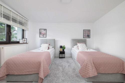 Postel nebo postele na pokoji v ubytování Spacious Apartment in Wieliczka with AC & Parking