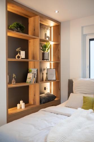 a bedroom with wooden shelves and a bed at Station 21 - Luxus Lofts - Gruppen bis 20 Personen - Parkplatz - Konferenzraum in Fulda