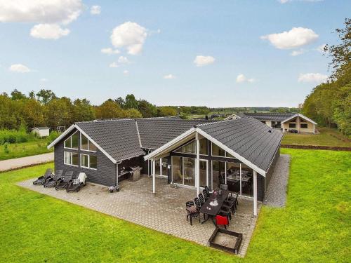 Una vista aérea de una casa con techo. en 16 person holiday home in Glesborg, en Fjellerup Strand