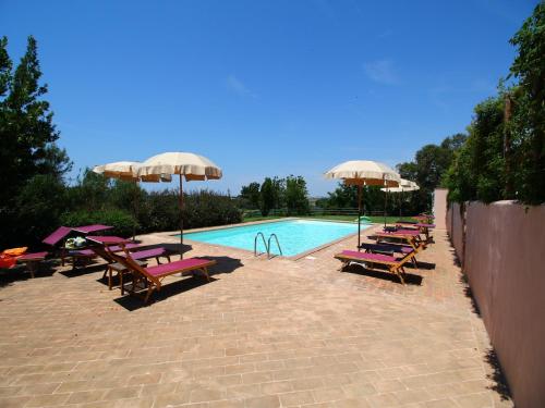 Πισίνα στο ή κοντά στο Chic Farmhouse in Montalto di Castro with Terrace