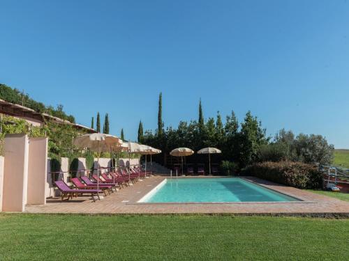 Πισίνα στο ή κοντά στο Chic Farmhouse in Montalto di Castro with Terrace