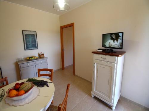 Μια τηλεόραση ή/και κέντρο ψυχαγωγίας στο Chic Farmhouse in Montalto di Castro with Terrace