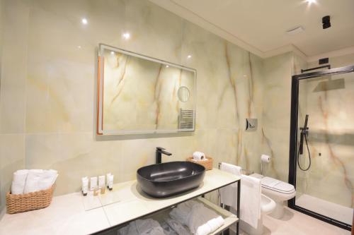 ein Badezimmer mit Waschbecken und Toilette in der Unterkunft Hotel Baia Flaminia in Pesaro