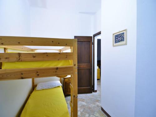 Cama o camas de una habitación en Cosy apartment in Mantignana with private terrace