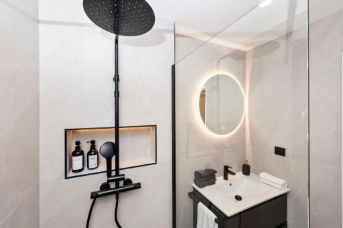 een badkamer met een wastafel en een spiegel bij Monaco border - Balcon vue mer - DD in Beausoleil