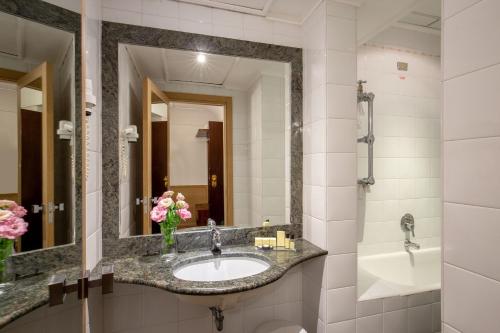 a bathroom with a sink and a mirror at Hotel Nord Nuova Roma in Rome