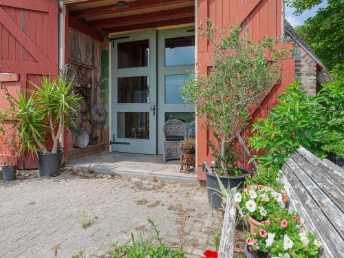 Farmhouse by Lauwers River with Rowing Boatにある庭