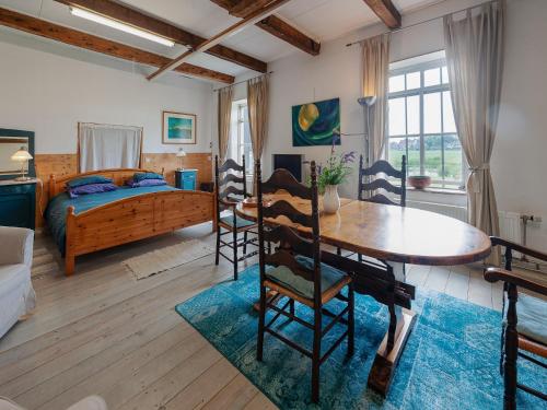 Farmhouse by Lauwers River with Rowing Boatにあるベッド