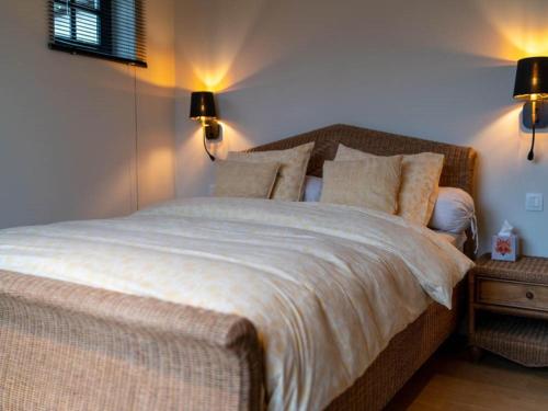 Ein Bett oder Betten in einem Zimmer der Unterkunft Beautiful holiday home in Vlaanderen with shared pool