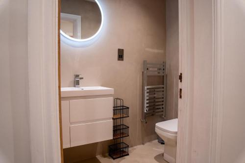 Ένα μπάνιο στο Cosy 1BR Flat- private parking