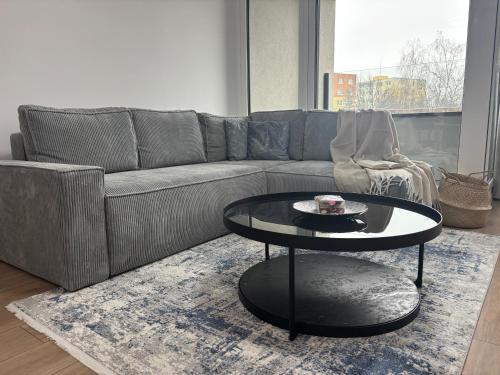 ein Wohnzimmer mit einer Couch und einem Couchtisch in der Unterkunft Dvojizbový apartmán v centre in Poprad