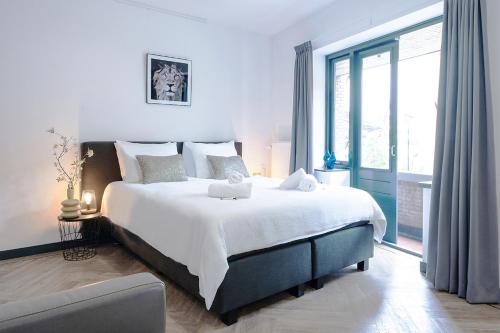 Postel nebo postele na pokoji v ubytování Studio With Balcony And Full Kitchen Near Hotspot