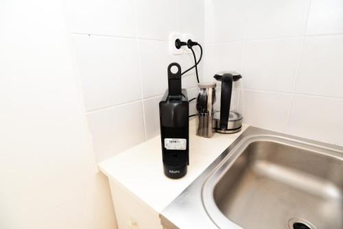 格拉茨Flataid CityAPART Lendplatz Neubaugasse的水槽旁的柜台上的吹风机