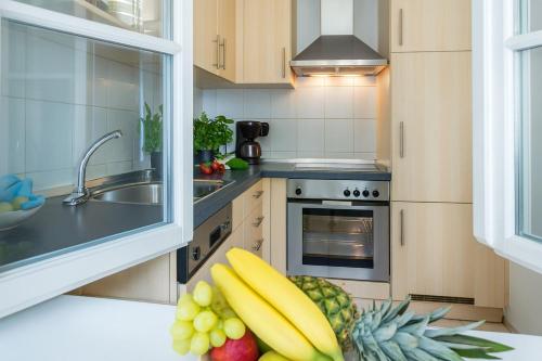 une cuisine avec des fruits et des légumes sur un comptoir dans l'établissement Ferienwohnung Hafenglück 13, à Überlingen