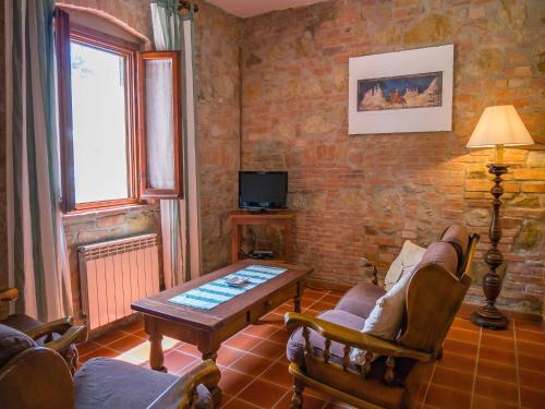 Μια τηλεόραση ή/και κέντρο ψυχαγωγίας στο Apartment in farmhouse with garden and pool