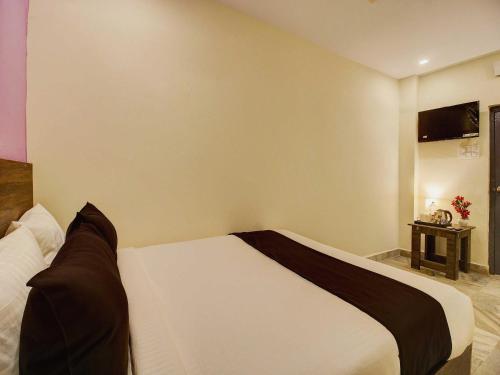 Postel nebo postele na pokoji v ubytování Hotel O Raga Stays