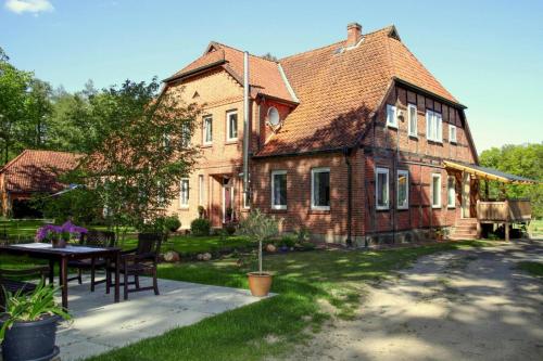 a large brick house with a table in front of it at Ferienwohnung mit Terrasse, Bad Bodenteich in Häcklingen