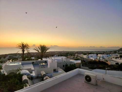 フィラにあるOldtown Suites Firaの屋根からの夕日の眺め