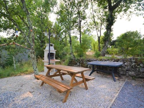 Κήπος έξω από το Alluring Holiday Home in Largentière with Pool