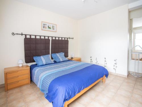 Ένα ή περισσότερα κρεβάτια σε δωμάτιο στο Alluring Holiday Home in Largentière with Pool