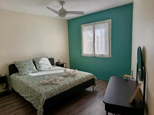 a bedroom with a bed and a green wall at Villa Testarouch - Proche Bordeaux & Arcachon in Mios