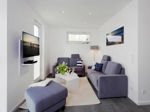 ペーネミュンデにあるFerienhaus am Yachthafen in Peenemuendeのソファ2つとテレビのあるリビングルーム