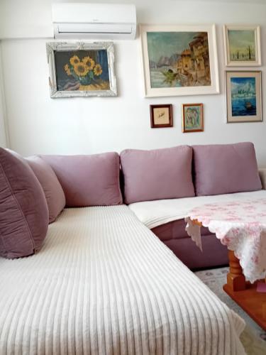 una sala de estar con un sofá y una mesa en apartman centar sarajevo, en Sarajevo