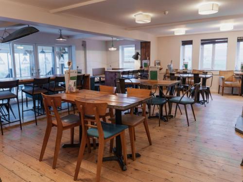 Restoran atau tempat lain untuk makan di YHA Treyarnon Bay