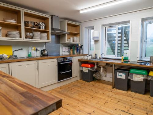 Dapur atau dapur kecil di YHA Treyarnon Bay