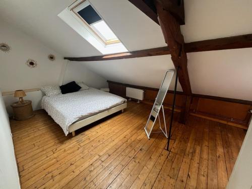 トロワにあるAppartement T2 Troyesのベッドルーム1室(ベッド1台、はしご、窓付)
