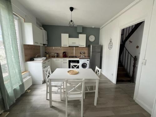 トロワにあるAppartement T2 Troyesのキッチン(テーブル、白いテーブル、椅子付)