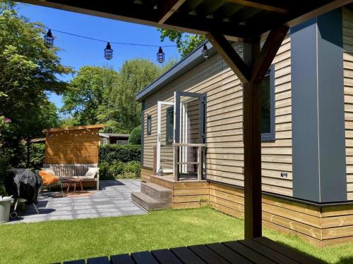 - Vistas al patio trasero de una casa con patio en Holiday home with terrace, en Sint Maartenszee