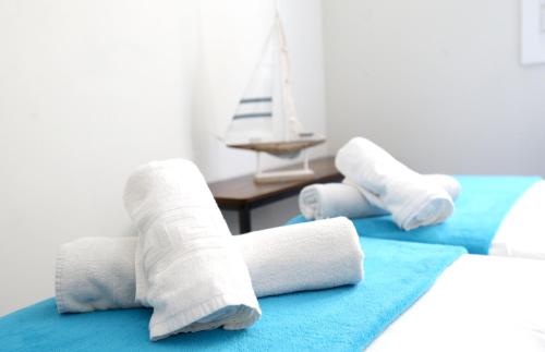 two beds with white towels and a toy boat on a table at El Rincon de la Merced Terraza Aire acondicionado in Almazán