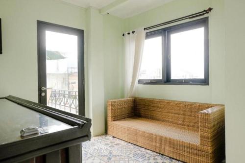 a room with a bench in front of a window at Panorama Inn Residence Batu Redpartner in Batu