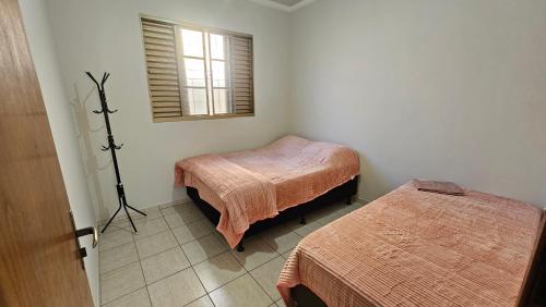 Ένα ή περισσότερα κρεβάτια σε δωμάτιο στο Casa em rua tranquila, 10 pessoas, 3 carros