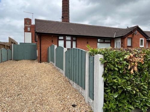 Gallery image of Modern & Cosy Bungalow in Chadderton in Hollinwood