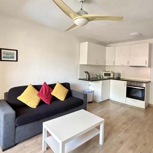 Pool view 2 bed duplex in Castle Harbour C207