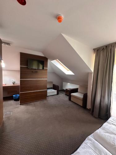 Ένα ή περισσότερα κρεβάτια σε δωμάτιο στο Hotel Anna Mátrafüred