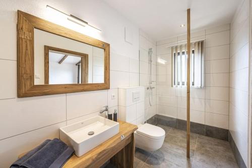 Ένα μπάνιο στο Almdorf Auszeit Fageralm Dachstein-Suite