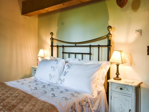 Katil atau katil-katil dalam bilik di Holiday Home in Charente with Pool and Castle