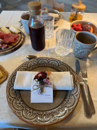 Una mesa con un plato de comida sobre una mesa. en StarsBOX, en Santa Maria Rocca