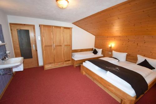 a bedroom with a large bed and a sink at Appartement Kaltenbach in Thurmbach