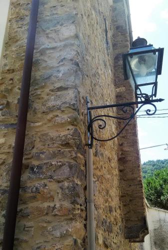 a street light on the side of a stone wall at La Cantina Del Sole in Riccò del Golfo di Spezia