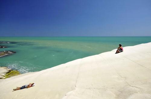 two people sitting on top of a sand dune at Casa Del Grillo Parlante in Aragona