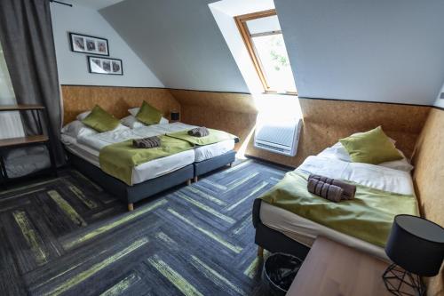 a room with two beds and a window at 4 Évszak Völgyhotel in Mátrafüred