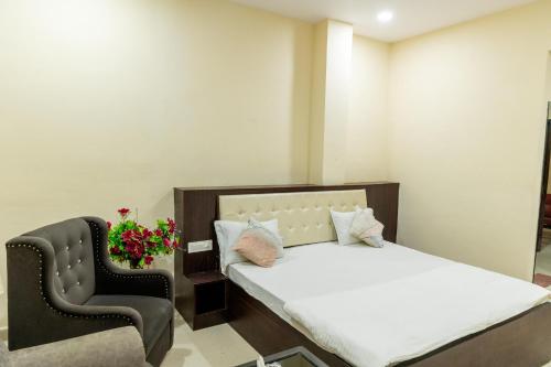 Ένα ή περισσότερα κρεβάτια σε δωμάτιο στο Hotel Amrit Vatika