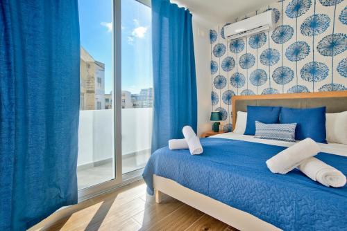 En eller flere senge i et værelse på Sliema 2-bedroom Central Apartments and Penthouse with jacuzzi